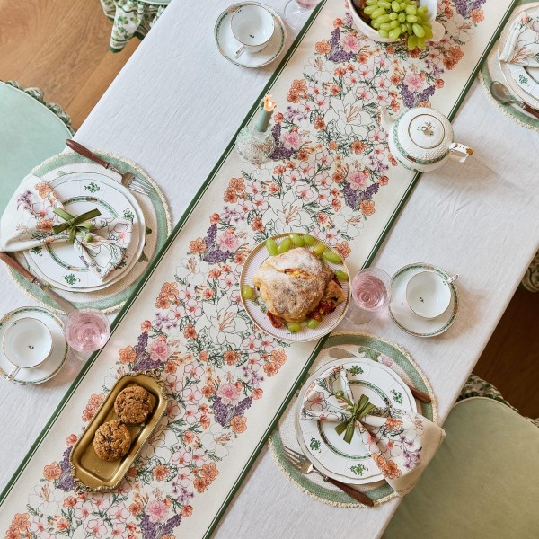 Blooming floral pattern table runner