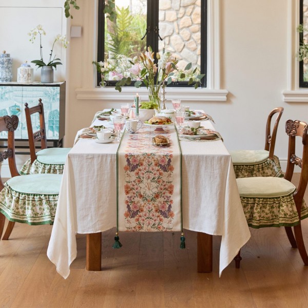 Blooming floral pattern table runner