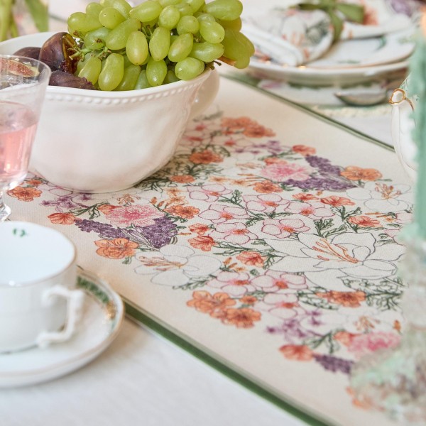Blooming floral pattern table runner