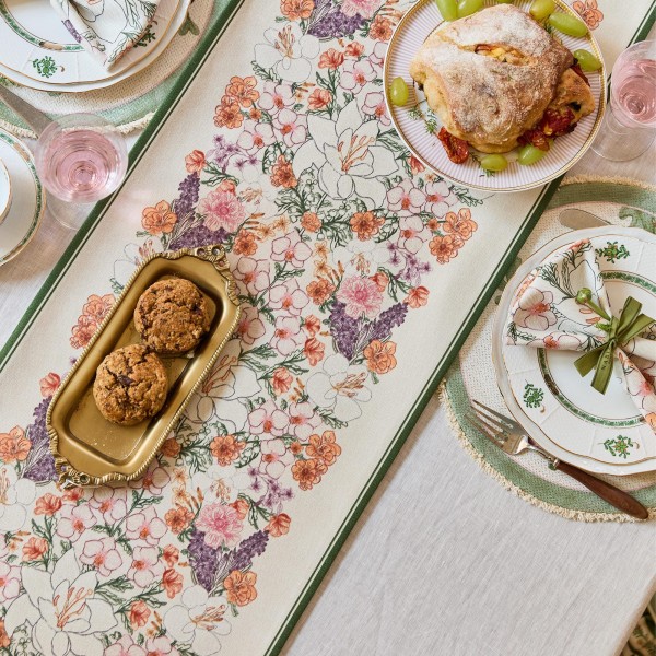 Blooming floral pattern table runner